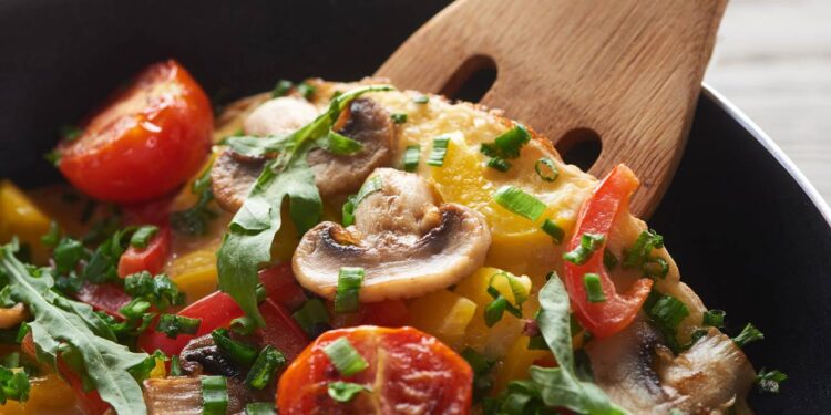 Quer uma refeição leve à noite? Essa combinação de omelete com vegetais não pesa e sustenta