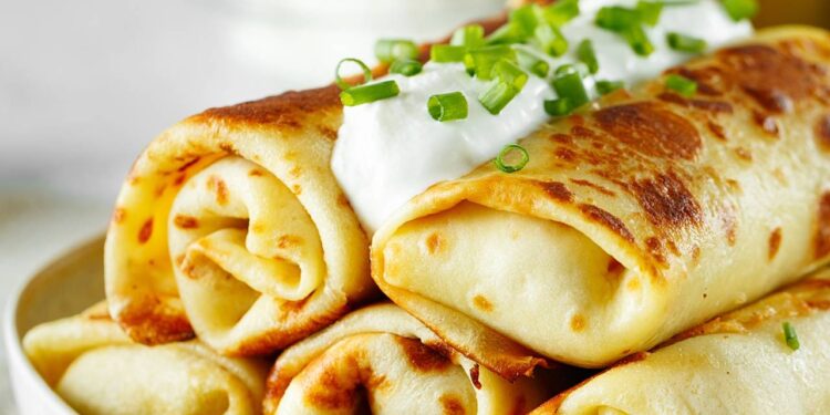 Aprenda a fazer panqueca de frango simples com recheio cremoso e massa leve