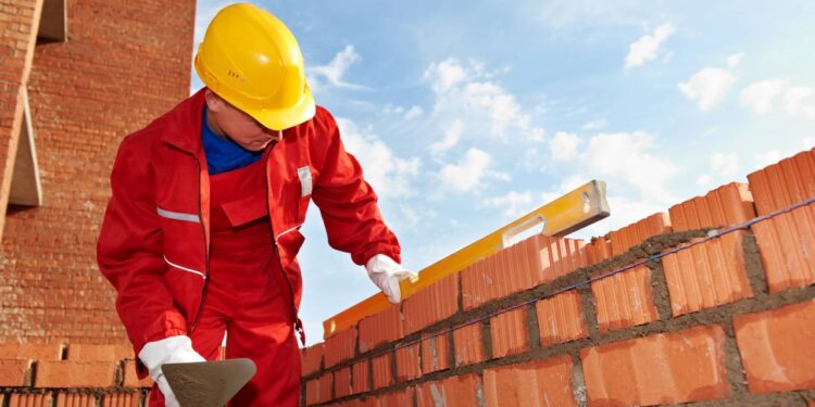 Quanto ganha um pedreiro no Brasil em 2026 e o que influencia cada salário