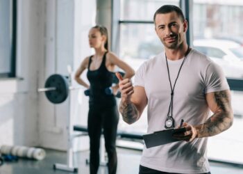 CLT ou personal trainer? Onde o salário de professor de academia compensa mais