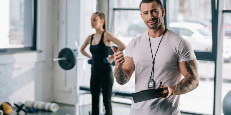 CLT ou personal trainer? Onde o salário de professor de academia compensa mais