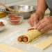 Recebeu visita e não sabe oque fazer? Enrolado de salsicha na massa de pastel vira solução rápida