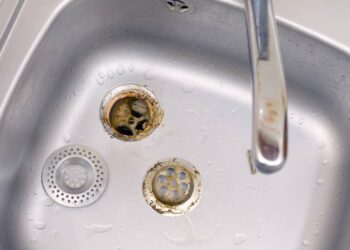 Aprenda como limpar o ralo da pia rapidamente, eliminar mau cheiro e evitar entupimentos usando produtos simples