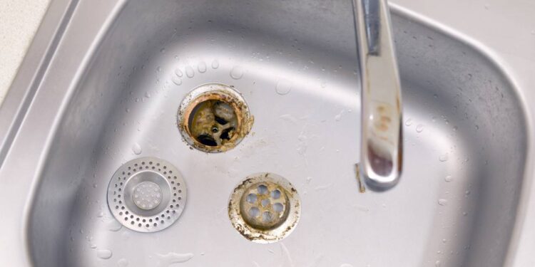 Aprenda como limpar o ralo da pia rapidamente, eliminar mau cheiro e evitar entupimentos usando produtos simples