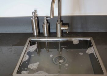 Pia entupida parou a cozinha? Teste essas receitinhas caseiras antes de chamar o encanador