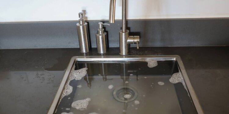 Pia entupida parou a cozinha? Teste essas receitinhas caseiras antes de chamar o encanador