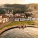 A cidade mineira construída sobre um vulcão inativo onde você relaxa em águas termais e vive com segurança