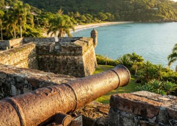 A praia que já foi fortaleza militar e hoje abriga uma piscina natural de mar sem ondas