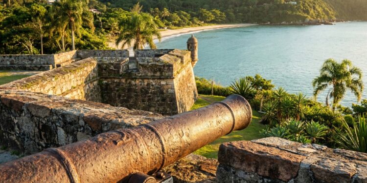A praia que já foi fortaleza militar e hoje abriga uma piscina natural de mar sem ondas