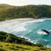 Eleita uma das praias mais bonitas do planeta essa faixa de areia brasileira tem baleias à vista do público