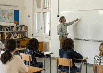 Por que o salário de professor em 2026 ainda frustra quem está na sala de aula