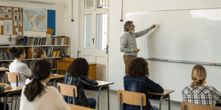 Por que o salário de professor em 2026 ainda frustra quem está na sala de aula