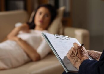 Salário de psicólogo cresce até 30% com pós-graduação e telepsicologia