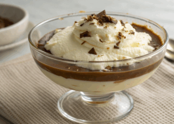 Gelado e irresistível: aprenda a montar o pudim de sorvete sem forno que derrete na boca