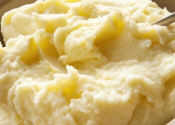 Para deixar o purê cremoso sem creme de leite, aprenda o truque simples da manteiga