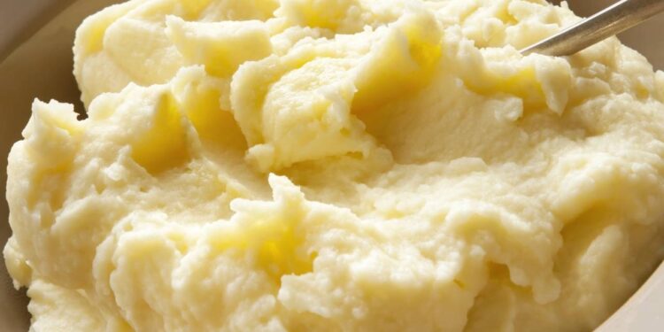 Para deixar o purê cremoso sem creme de leite, aprenda o truque simples da manteiga