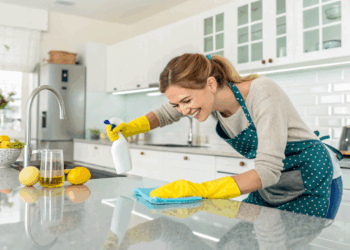 Quatro truques caseiros fáceis de fazer que deixam bancadas e eletrodomésticos brilhando