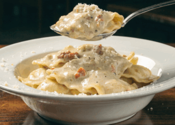 Para dias corridos, esta receita de ravioli com molho branco de calabresa entrega praticidade e sabor