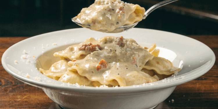 Para dias corridos, esta receita de ravioli com molho branco de calabresa entrega praticidade e sabor