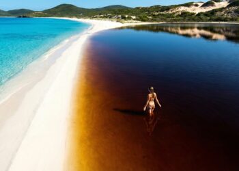 A cidade brasileira onde uma lagoa escura como Coca-Cola surpreende ao lado de praias de águas tranquilas