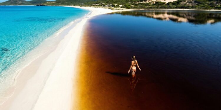 A cidade brasileira onde uma lagoa escura como Coca-Cola surpreende ao lado de praias de águas tranquilas