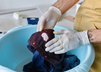 Como remover manchas de roupa usando misturinha de dois ingredientes comuns da sua cozinha