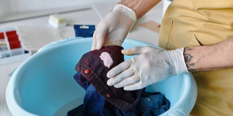 Como remover manchas de roupa usando misturinha de dois ingredientes comuns da sua cozinha