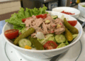 Seus dias corridos não precisam de fome: veja como montar a salada de atum proteica em 10 minutos