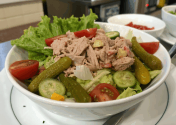 Seus dias corridos não precisam de fome: veja como montar a salada de atum proteica em 10 minutos