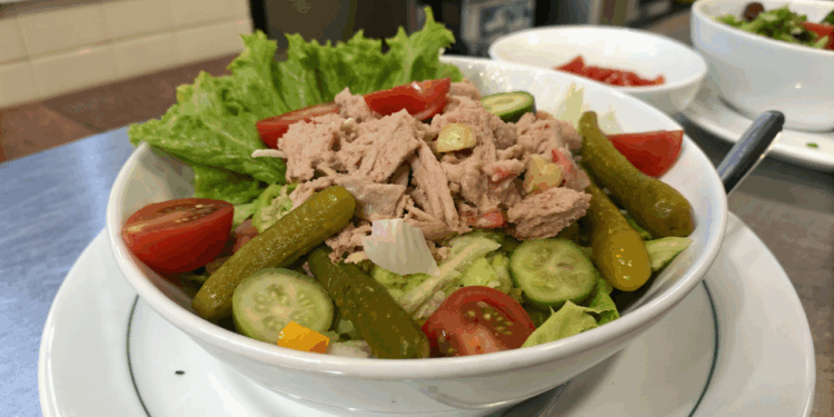 Seus dias corridos não precisam de fome: veja como montar a salada de atum proteica em 10 minutos