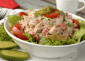 Seus dias corridos não precisam de fome: veja como montar a salada de atum proteica em 10 minutos