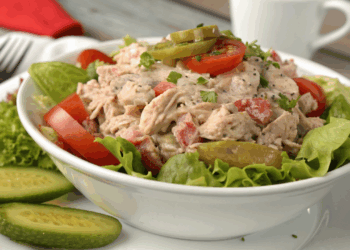 Seus dias corridos não precisam de fome: veja como montar a salada de atum proteica em 10 minutos