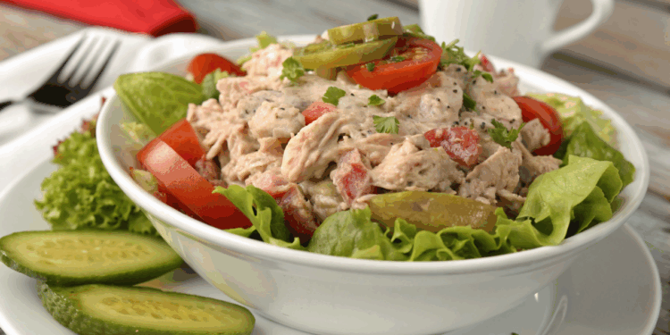 Seus dias corridos não precisam de fome: veja como montar a salada de atum proteica em 10 minutos