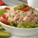 Seus dias corridos não precisam de fome: veja como montar a salada de atum proteica em 10 minutos