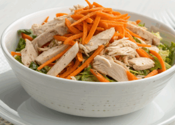 Aprenda a montar uma deliciosa salada de frango desfiado em apenas 10 minutos para seu almoço