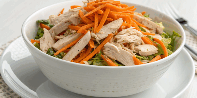 Aprenda a montar uma deliciosa salada de frango desfiado em apenas 10 minutos para seu almoço