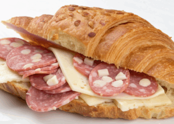 Este sanduíche transforma seu café da manhã em experiência gourmet gastando pouco