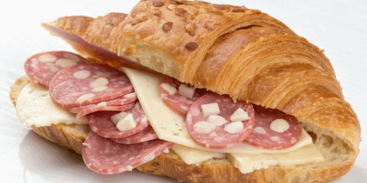 Este sanduíche transforma seu café da manhã em experiência gourmet gastando pouco