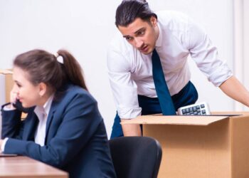 Demissão sem justa causa exige pagamentos que muita gente não confere na hora do desespero