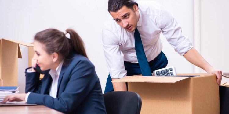 Demissão sem justa causa exige pagamentos que muita gente não confere na hora do desespero