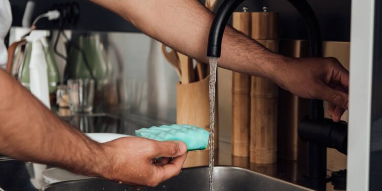 Economize até 40% na sua conta de água adotando mudanças simples no dia a dia