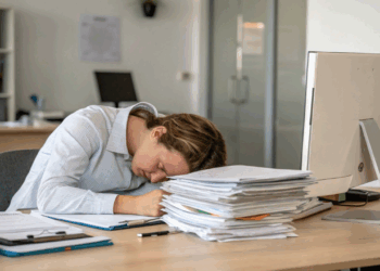 Por que o corpo sente tanto sono depois do almoço e o que fazer para reduzir e ser produtivo, segundo nutricionista