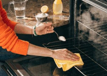 Nada de gordura impregnada no forno: 4 truques caseiros para evitar manches difíceis e mau cheiro