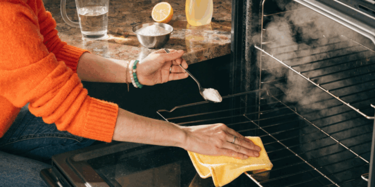 Nada de gordura impregnada no forno: 4 truques caseiros para evitar manches difíceis e mau cheiro