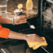Nada de gordura impregnada no forno: 4 truques caseiros para evitar manches difíceis e mau cheiro
