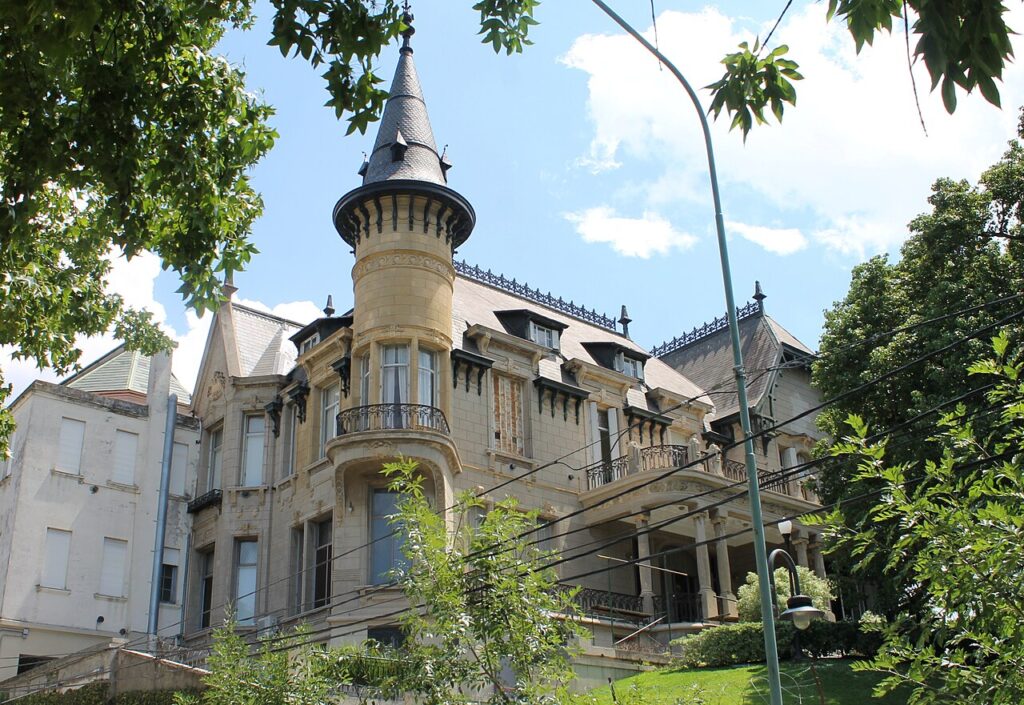 Completou 100 anos: a escola na zona norte que possui um castelo e famílias com até quatro gerações de alunos