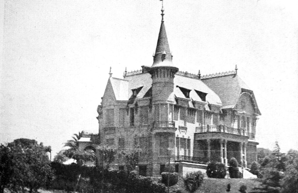 Completou 100 anos: a escola na zona norte que possui um castelo e famílias com até quatro gerações de alunos