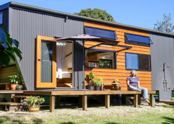 Cansada de pagar aluguel, ela construiu uma casa e encontrou liberdade financeira aos 56 anos