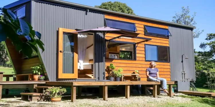 Cansada de pagar aluguel, ela construiu uma casa e encontrou liberdade financeira aos 56 anos