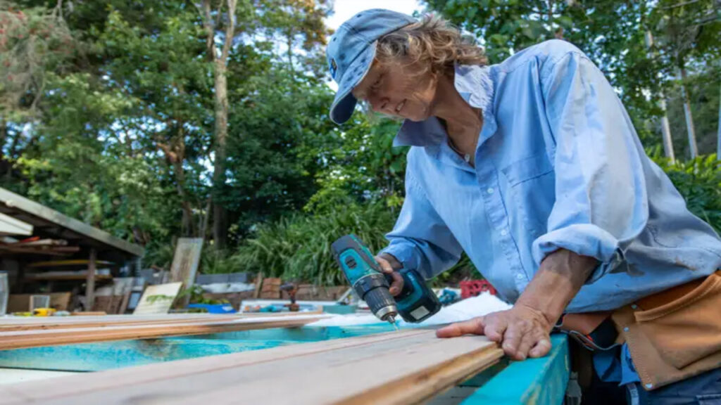 Cansada de pagar aluguel, ela construiu uma casa e encontrou liberdade financeira aos 56 anos
